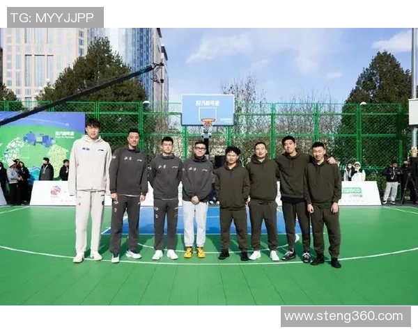 姚明惊艳全场的换手扣篮瞬间展现篮球巨星的力量与优雅