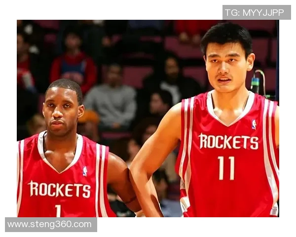 姚明在赛场上奔跑的瞬间展现力量与激情的精彩瞬间